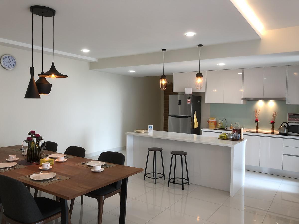 Teega Residence @ Cosy Seafront Living Нусаяя Екстер'єр фото